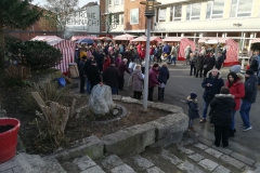 Auch auf dem Weihnachtsmarkt ist viel Betrieb.